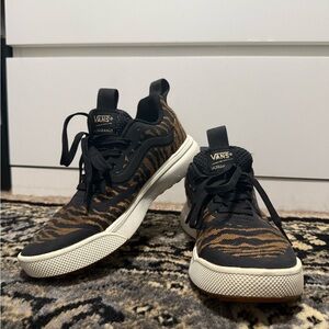 Vans Ultra Range tiger stripe shoes women’s 5.5